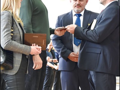 Organizatorzy wręczają podziękowanie przedstawicielowi Starostwa Powiatowego w Ostrowi Mazowieckiej