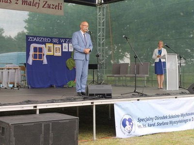 Na scenie przemawia Starosta Ostrowski Pan Zbigniew Chrupek
