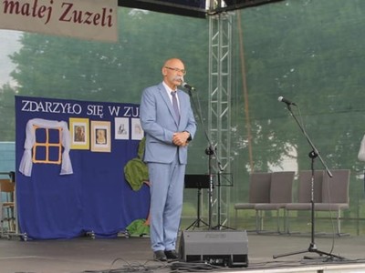 Na scenie przemawia Starosta Ostrowski