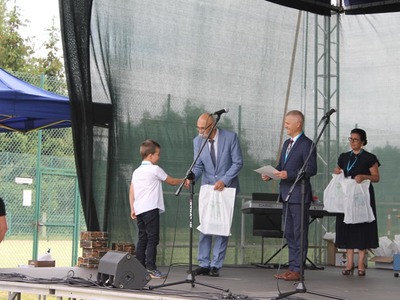 Starosta Ostrowski oraz Dyrektor Specjalnego Ośrodka Szkolno Wychowawczego w Zuzeli wręczają nagrody laureatom
