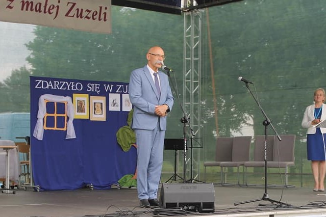 Na scenie przemawia Starosta Ostrowski