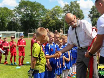 Starosta składa gratulacje i wręcza medale członkom drużyny