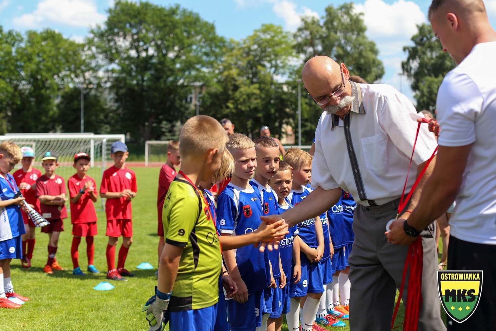 Starosta składa gratulacje i wręcza medale członkom drużyny
