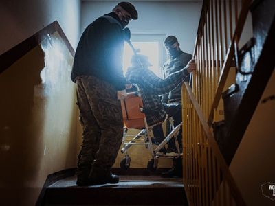 żołnierze WOT wspierają seniorów