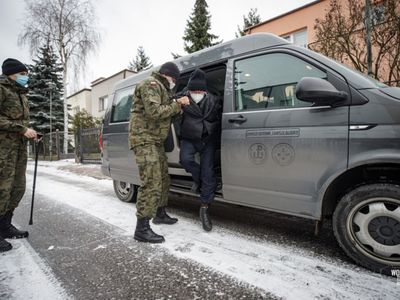 żołnierze WOT wspierają seniorów