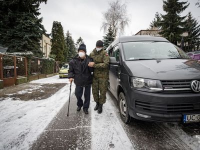 żołnierze WOT wspierają seniorów