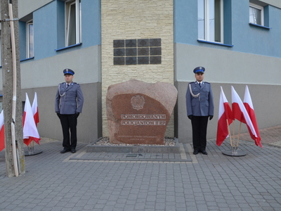 Asysta policyjna przed obeliskiem policjantów pomordowanych przez NKWD w Miednoje i Charakowie 