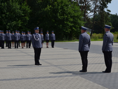Policjanci z Komendy Powiatowej Policji na placu uroczystości 