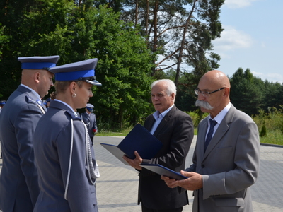 Starosta Ostrowski Zbigniew Chrupek oraz Wicestarosta Józef Rostkowski wręczają listy gratulacyjne laureatom Konkursu 
