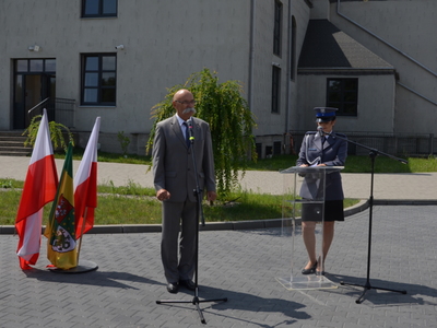 Starosta Ostrowski w trakcie przemówienia na placu uroczystości 