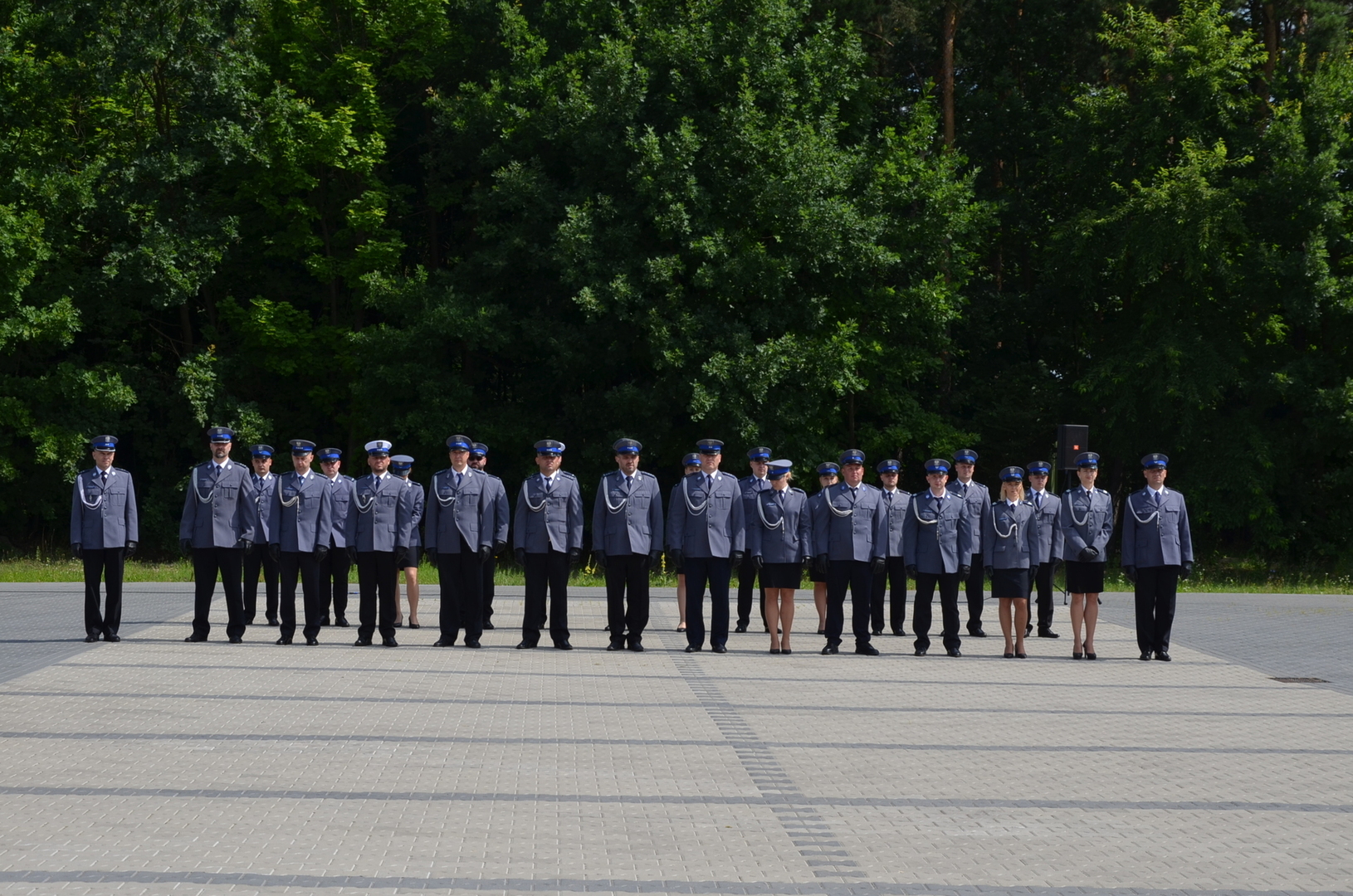 Policjanci z Komendy Powiatowej Policji na placu uroczystości 
