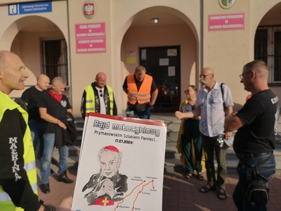 Na pierwszym planie ulotka zawierająca trasę rajdu 