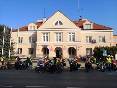 Uczestnicy rajdu motocyklowego przed budynkiem Starostwa Powiatowego w Ostrowi Mazowieckiej 