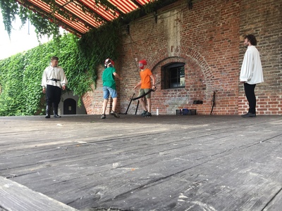 Dzieci biorą udział w zabawie walki szablami 
