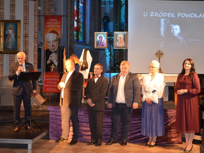 Wicestarosta dziękuje aktorom oraz reżyserowi spektaklu 