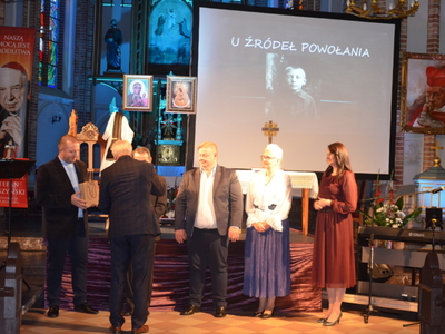Wicestarosta wręcza upominki aktorom oraz reżyserowi spektaklu 