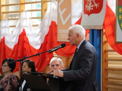 Wicestarosta Józef Rostkowski podczas inauguracji roku szkolnego 2021/2022 w Zespole Szkół Nr 2 w Ostrowi Mazowieckiej 