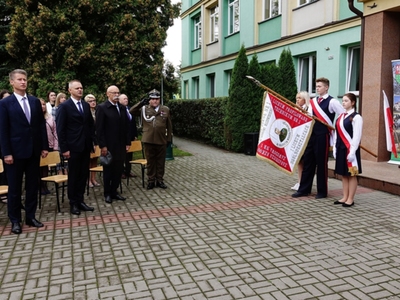 Poczet Sztandarowy Zespołu Szkół Nr 1 w Ostrowi Mazowieckiej oraz zaproszeni goście