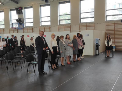 Sekretarz Powiatu Jolanta Ugniewska na uroczystości rozpoczęcia roku szkolnego w Liceum Ogólnokształcącym w Ostrowi Mazowieckiej 
