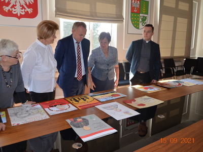 Komisja konkursowa wybiera prace plastyczne