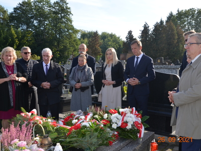 Przedstawiciele lokalnych władz samorządowych przed Julianny Wyszyńskiej - matki Kardynała Stefana Wyszyńskiego 