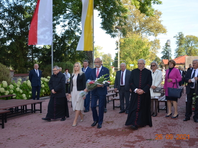 Władze Powiatu Ostrowskiego składają kwiaty przed pomnikiem Kardynała Stefana Wyszyńskiego w Zuzeli 