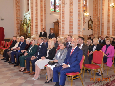 Przedstawiciele władz samorządowych, radni oraz zaproszeni goście podczas Mszy Świętej 