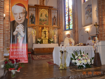Księża celebrujący Mszę świętą