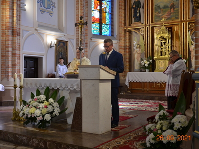 Radny rady Powiatu w Ostrowi Mazowieckiej czyta modlitwę wiernych 