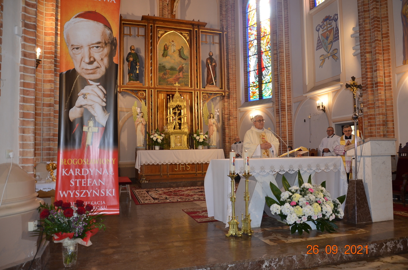 Księża celebrujący Mszę świętą 
