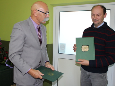 Starosta Ostrowski składa gratulacje laureatowi 
