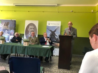 Starosta ostrowski wygłasza przemówienie 