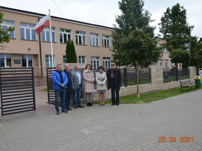 Starosta Ostrowski wraz wykonawcą zadania przed ogrodzeniem