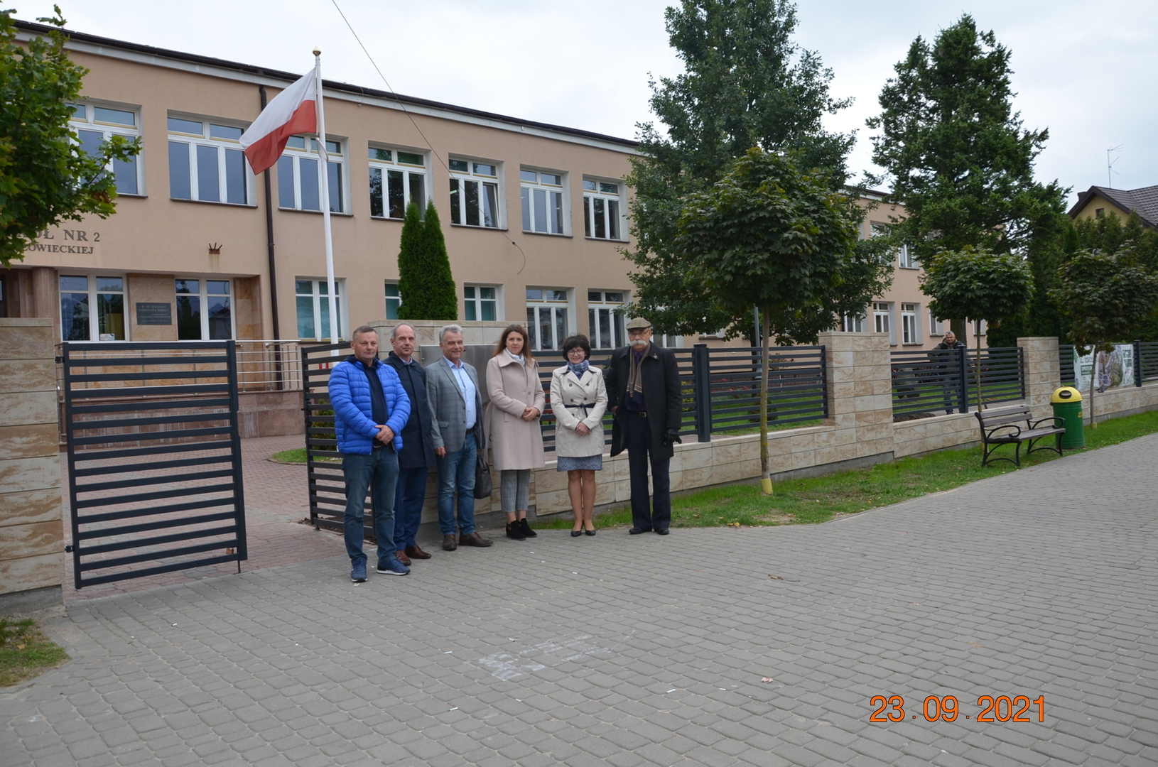Starosta Ostrowski wraz wykonawcą zadania przed ogrodzeniem 