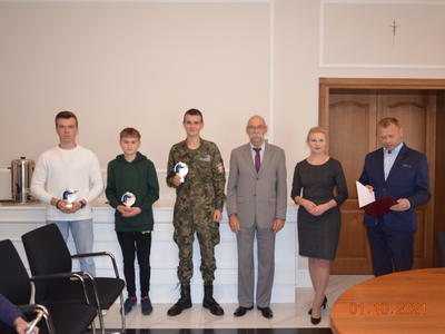 Zwycięzcy turnieju wraz z przewodniczącą rady powiatu, starosta ostrowskim oraz prezesem stowarzyszenia Ziemia Wąsewska 