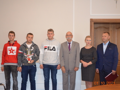 Zwycięzcy turnieju wraz z przewodniczącą rady powiatu, starosta ostrowskim oraz prezesem stowarzyszenia Ziemia Wąsewska 