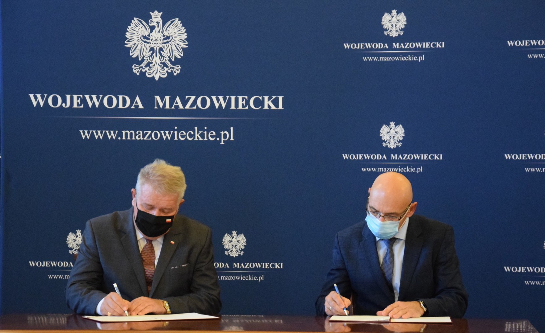 Wicewojewoda Sylwester Dąbrowski oraz Starosta Ostrowski Zbigniew Chrupek podpisują umowę 