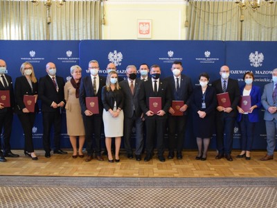 Przedstawiciele samorządów na podpisaniu umów 