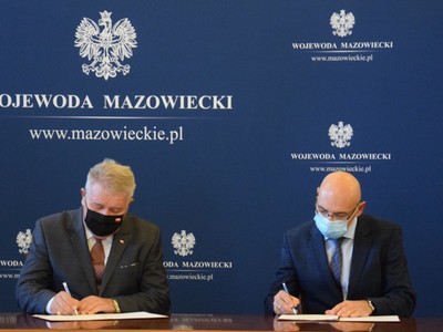 Wicewojewoda Sylwester Dąbrowski oraz Starosta Ostrowski Zbigniew Chrupek podpisują umowę
