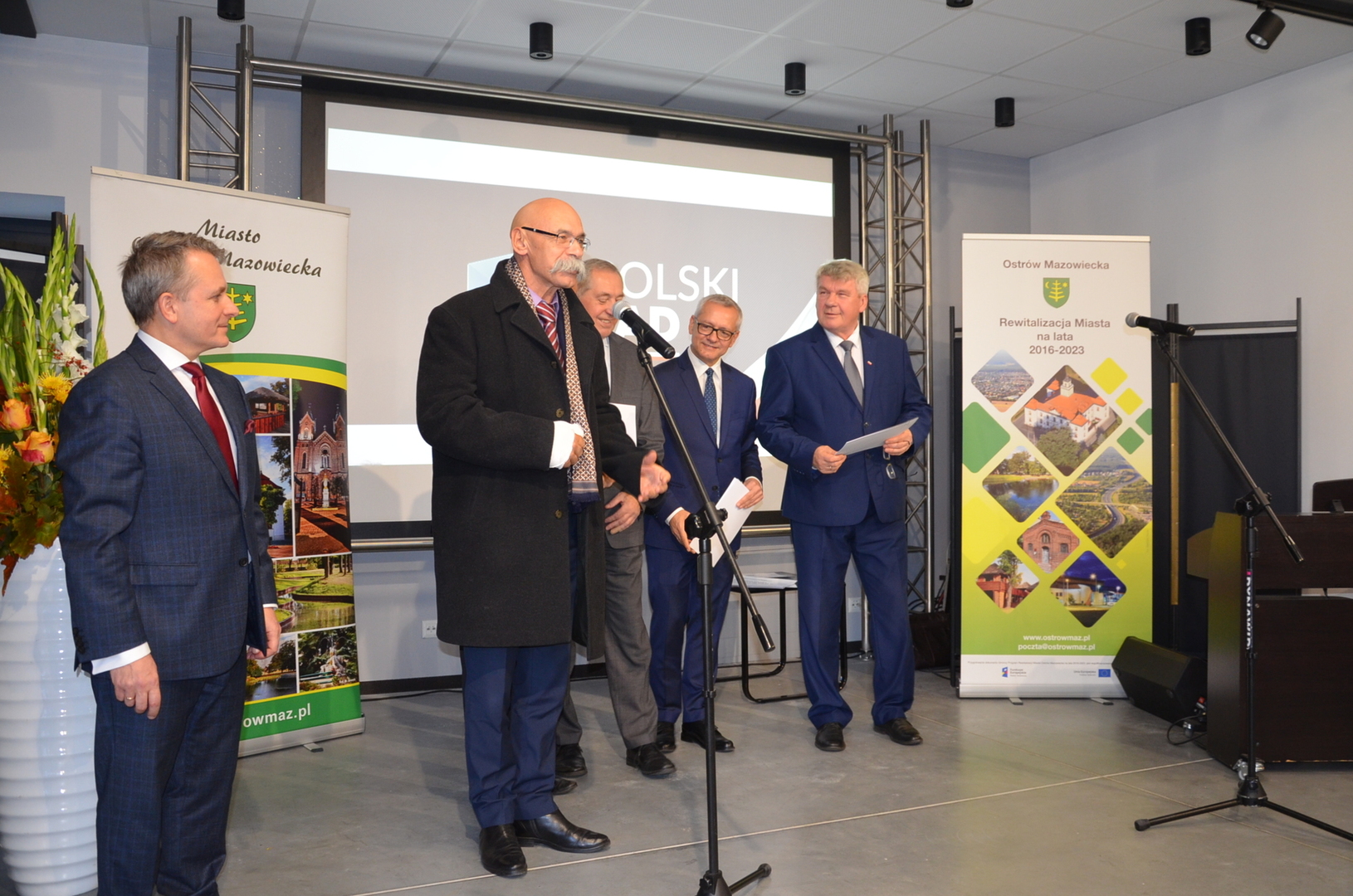 Starosta Ostrowski odbiera promesę na zadania inwestycyjne w ramach Rządowego programu Polski Ład 