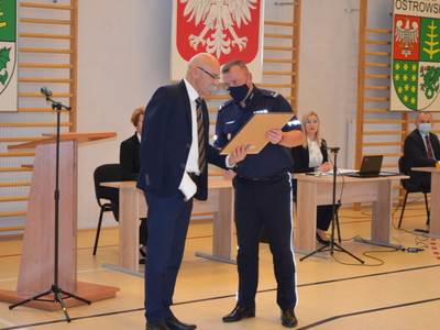 Komendant Policji wręcza Staroście podziękowanie
