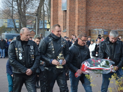 Przedstawiciele Grupy Motocyklowej stajnia składają wieniec przed pamiątkowym obeliskiem na Placu Wolności