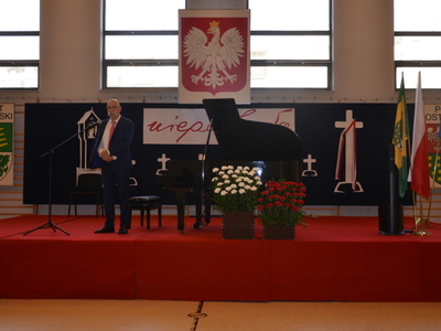 Starosta Ostrowski wita przybyłych na koncert 