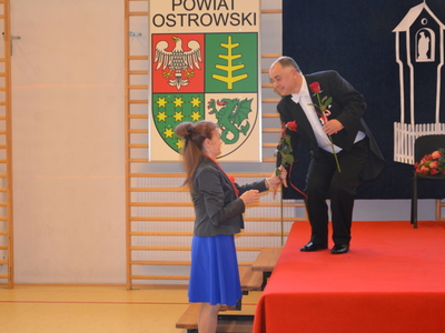 Słuchaczka wręcza kwiat artyście w podziękowaniu za koncert 