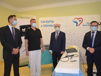 Przedstawiciel firmy Smith & Nephew, Starosta Ostrowski, dyrektor ostrowskiego szpitala podczas prezentacji robota 