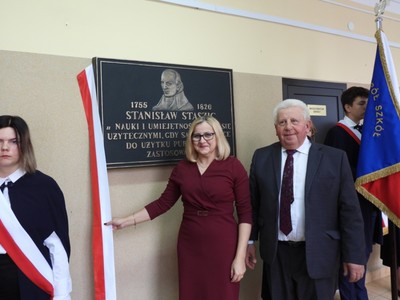 Członek Zarządu Powiatu Stefan Rostkowski oraz Dyrektor ZS w Małkini Górnej Agnieszka Gaś prezentują tablice poświęconą patronowi szkoły