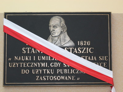 Tablica poświęcona patronowi szkoły 