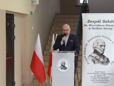 Wicedyrektor szkoły podczas przemówienia 