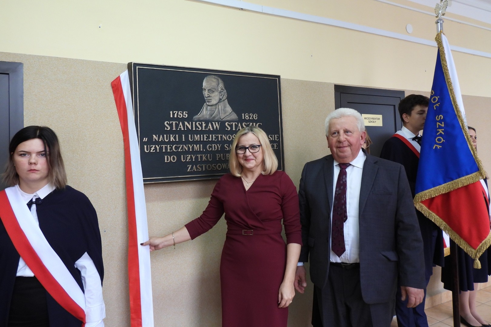 Członek Zarządu Powiatu Stefan Rostkowski oraz Dyrektor ZS w Małkini Górnej Agnieszka Gaś prezentują tablice poświęconą patronowi szkoły 