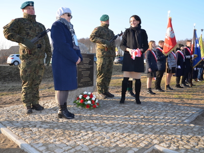 Moment odsłonięcia pamiątkowej tablicy